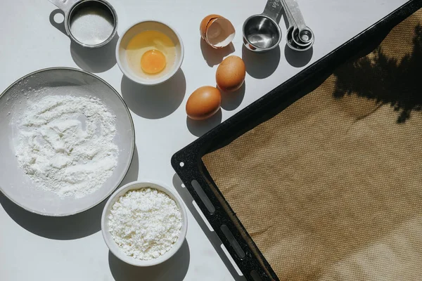 Le processus de fabrication de gâteaux au fromage caillé. Cheesecakes sur une plaque à pâtisserie — Photo