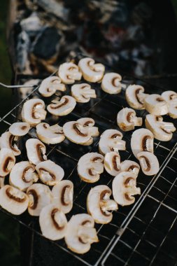 Izgarada şampiyon mantarları pişiriyorum. Açık hava pikniği