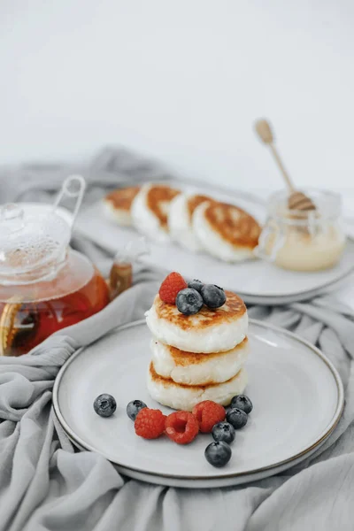 Вкусные творожные чизкейки с ягодами на тарелке — стоковое фото