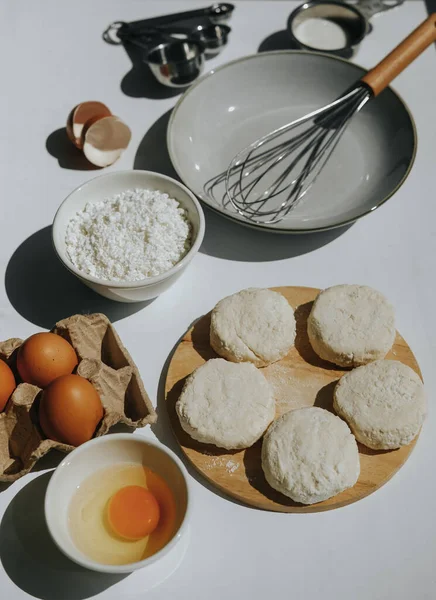 Zutaten für Quark-Pfannkuchen auf dem Tisch — Stockfoto