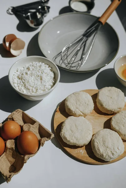 Zutaten für Quark-Pfannkuchen auf dem Tisch — Stockfoto