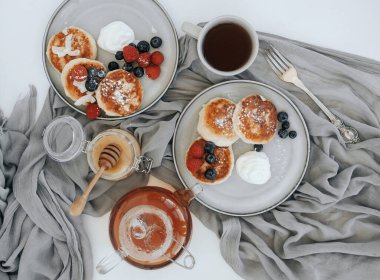 Gri tabakta lezzetli peynirli kekler.