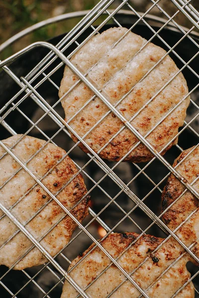 Proces přípravy kotlet na maso pro grilované burgery. Piknik na čerstvém vzduchu — Stock fotografie