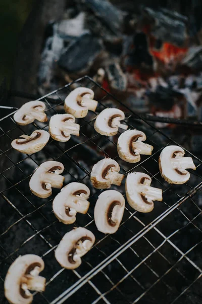 Cucinare funghi champignon alla griglia. Picnic all'aperto — Foto Stock