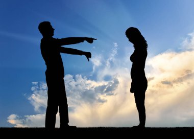 Bir parmak onun bir kaybeden olduğunu belirten bir kadına gösterilen bir adam silüeti. Sosyal sorunlar, kadınların aşağılama kavramı