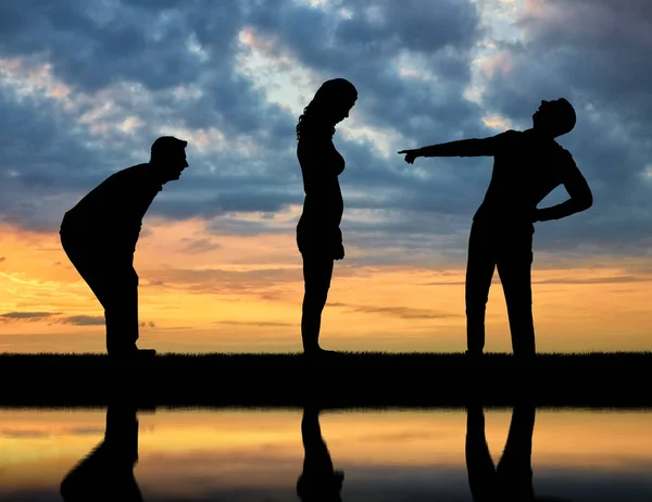 Silhouetten Zweier Männer Die Eine Frau Erniedrigen Das Konzept Der — Stockfoto