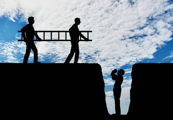 Silhouet Twee Mannen Dragen Een Ladder Met Een Andere Man — Stockfoto