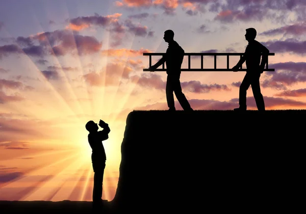 Silhouet Twee Mannen Dragen Een Ladder Met Een Andere Man — Stockfoto