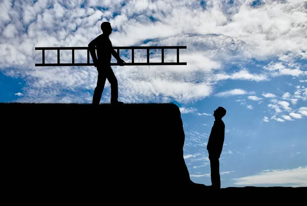 Una Silueta Hombre Lleva Una Escalera Otro Hombre Que Trata — Foto de Stock