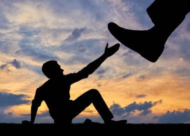 Bir adam yardım istiyor tuşuna basarak büyük bir bacak silüeti. İnsanlığın sosyal sorunları kavramı