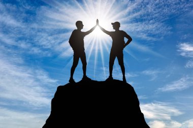 Dağ tepesinde iki mutlu dağcılar kendi elleriyle bir jest yapmak, bir beşlik. Kavramsal görüntü