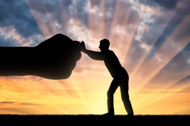 Adam silüeti büyük yumruk el direnir. Kavram baskı