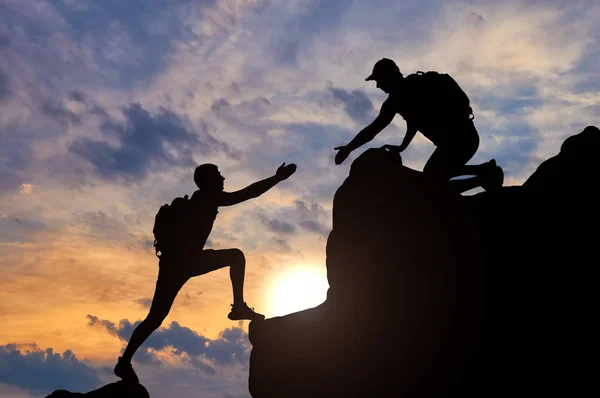 Silhouet Van Een Mannelijke Bergbeklimmer Die Werken Een Team Met — Stockfoto