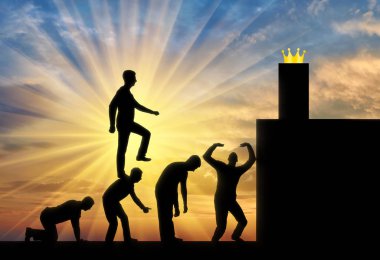 Bencil bir adam olarak insanlar başkanları taç arkasında en yüksek yazıya belgili tanımlık merdiven üstünde yürüyor. Kavramsal sahne narsisistik ve bencil bir kişidir