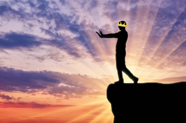 Bencil bir adam için uçurum gider, o kör, tacını görmek için gözlerini kapatır. Kavramsal sahne narsist ve bencil adam