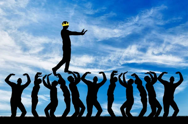 İnsanlar başkanları bencil bir adam girer, kör olmuş, tacını görmek için gözlerini kapatır. Narsist ve bencil bir işadamı kavramsal sahne