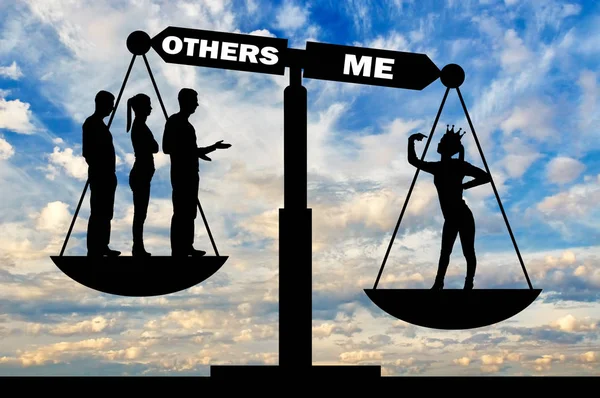 Bir taç ve adaletin terazisi bir kalabalık ile bencil bir kadın. Narsist ve bencil bir kadın kavramsal sahne