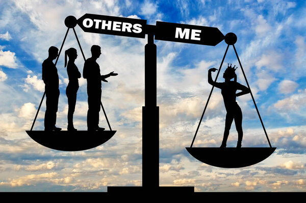 Эгоистичная женщина с короной и толпой на весах справедливости. Концептуальная сцена нарциссической и эгоистичной женщины
