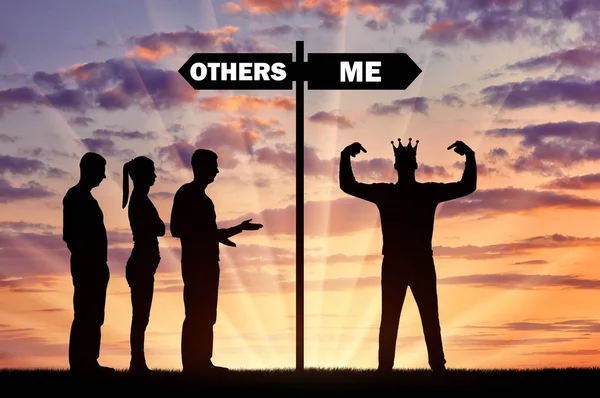 Kafasında bir taçla bencil bir adam kendini daha kalabalık geri kalanından daha önemli bir kişi olarak konumlandırır. Bencil bir kişinin kavramsal sahne