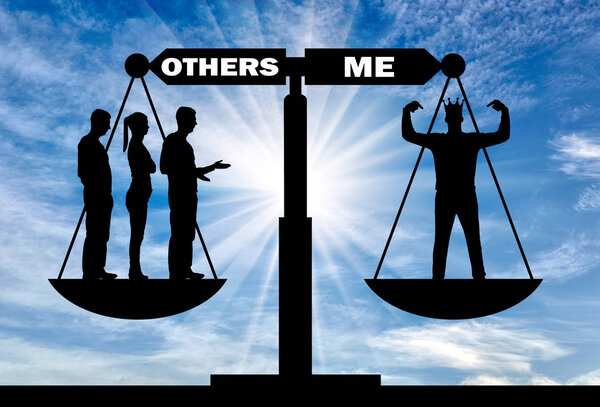 Эгоистичный человек с короной и толпой на весах справедливости. Концептуальная сцена нарциссический и эгоистичный человек
