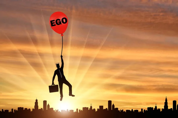 Egoïstisch Zakenman Vasthouden Aan Een Ballon Genoemd Het Ego Stijgende — Stockfoto