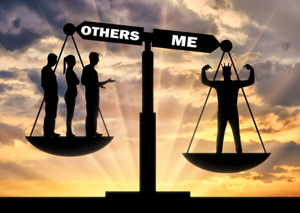 Эгоист с короной считает себя лучше, чем толпа на весах справедливости. Концептуальная сцена нарциссический и эгоистичный человек
