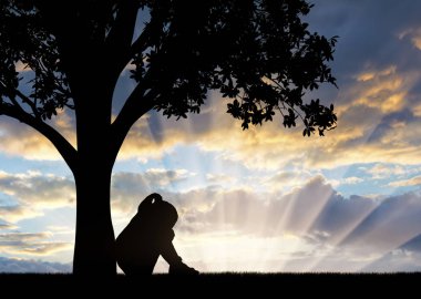 Bir ağaç ağlıyor altında oturan üzgün küçük kız silüeti. Çocuk istismarı kavramsal görüntü
