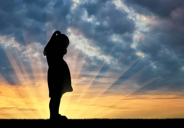 Silhueta Menina Pequena Triste Chorando Contra Pôr Sol Fundo Imagem — Fotografia de Stock