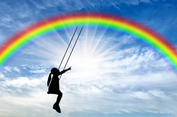 Silhouette Eines Kleinen Mädchens Auf Der Schaukel Regenbogen Konzeptbild Einer — Stockfoto