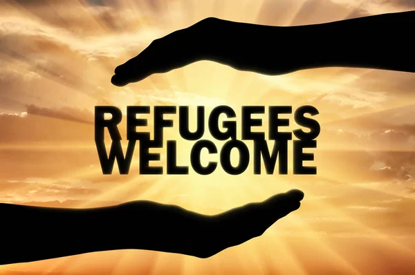 Los Refugiados Son Bienvenidos Las Palabras Están Manos Hombre Concepto — Foto de Stock