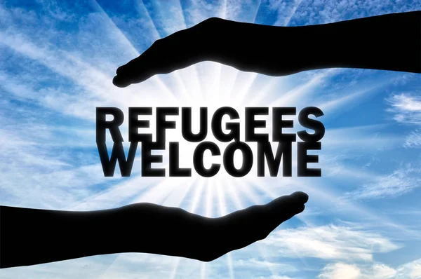 Los Refugiados Son Bienvenidos Las Palabras Están Manos Hombre Concepto — Foto de Stock