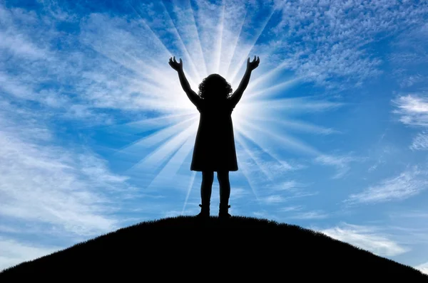 シルエット 丘の上に立って子供の幸せな女の子 子供の頃のイメージ — ストック写真
