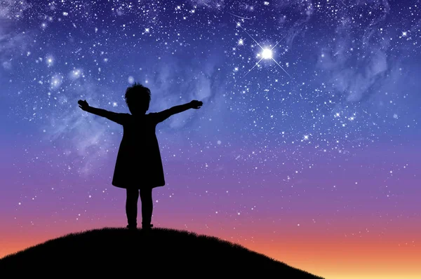 Silueta Niña Feliz Pequeña Pie Una Colina Mirando Estrellado Hermoso — Foto de Stock