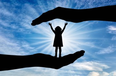 Mutlu bebek kız büyük elinde onu korumak. Çocuk evlat edinme kavramı