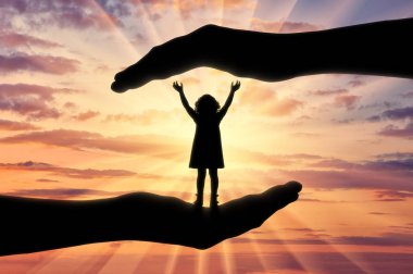 Mutlu bebek kız büyük elinde onu korumak. Kavramı sosyal koruma ve velilerin çocuklar için yardım