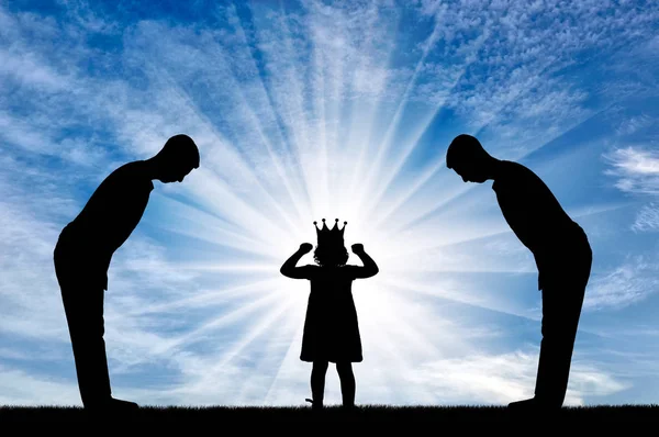Эгоистичная Маленькая Девочка Короной Голове Двумя Слугами Поклоняются Концепция Эгоистичных — стоковое фото