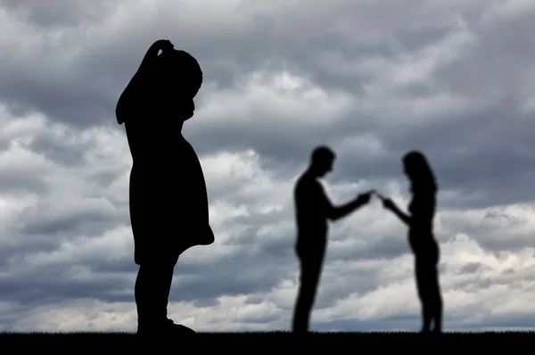 Ein Kleines Mädchen Weint Als Sieht Wie Sich Ihre Eltern — Stockfoto