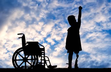 Mutlu bir çocuk olan bir protez bacak bir engelli kız açık hava ve tekerlekli sandalye. Çocukluk olan çocukların bacak protezi kavramı