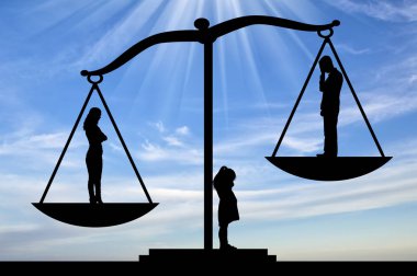 Ailede boşanma. Küçük üzgün bir kız silüeti bebeğim anne ve baba arasında ağlayan duran, adalet, Anne, öncelik ölçekler üzerinde duruyorlar. Boşanma ve çocuk bölünme kavramı