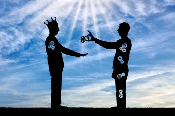 Альтруист дает человеку пожертвовать частью себя и эгоистичный человек с короной берет — стоковое фото