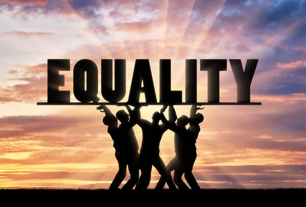 Группа людей держит слово "равенство" над ними.
