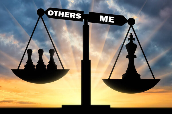 Силуэт королевы шахмат в приоритете перед тремя пешками на весах
