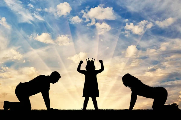 Silueta dívka dítě s korunou na její hlavu a rodiče ji uctívat — Stock fotografie
