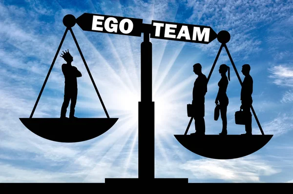 Tři zaměstnanci je tým v prioritu než jeden s jejich ego. — Stock fotografie