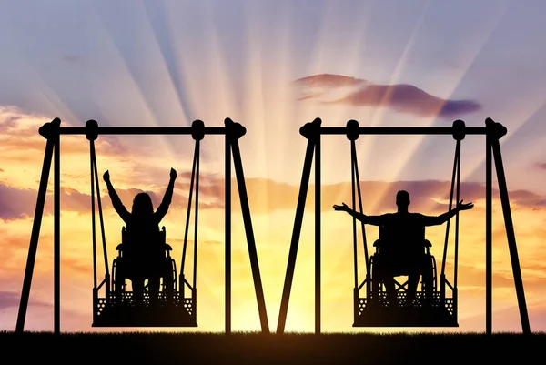 Couple heureux, un homme est une personne handicapée et une femme handicapée en fauteuil roulant sur une balançoire adaptative — Photo