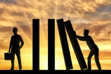 Başında taç olan bencil adam diğer adama göre domino etkisi yapar.