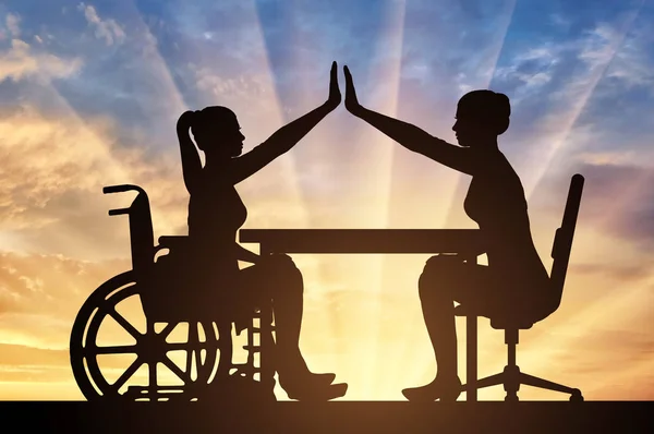 Trabalhador deficiente. Empregador de silhueta e mulher com deficiência em uma cadeira de rodas — Fotografia de Stock