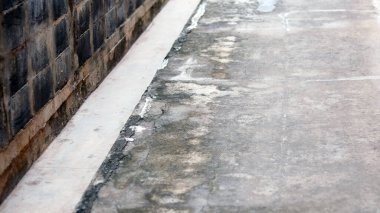 Kirli, koyu çimento ya da yüzeydeki beton, grunge ve kirli tuğla duvarlı eski zemin, eski bir kağıt elementi olarak kullanılıyor. Retro arkaplan kavramı.