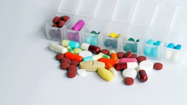 Her gün ilaç kutusu al, ilaçlarla, haplarla ve kapsüllerle dolu bir ilaç. İlaçlar tedavi ve hastalığın tedavisi için kullanılır. Tıbbi klinikteki ilaçlar beyaz arka planda izole edilmiş, kopyalama alanı var.