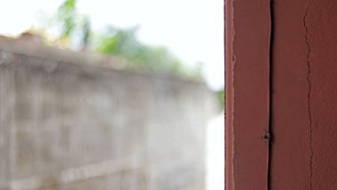 Turuncu beton duvarlı eski ve kirli bir ahşap kapı paslı ev ve dizayn konseptiyle eski bir yapı. Soyut arkaplan.